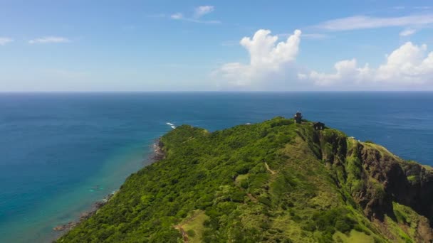 丘と青い海にある灯台 エンガノ岬 パラウイ島 サンタアナ フィリピン — ストック動画