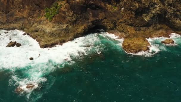 Океанские Волны Падают Скалистом Берегу Морской Пейзаж Филиппины — стоковое видео