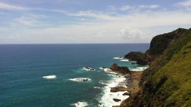 島の海岸と青空に対する海のトップビュー サンタアナ ルゾン フィリピン — ストック動画