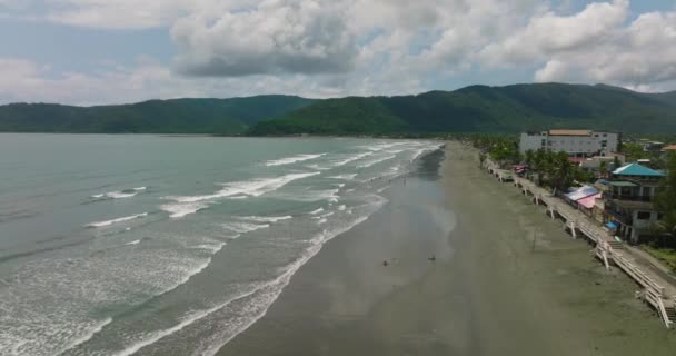 拥有酒店和游客的海岸 是菲律宾著名的冲浪胜地 菲律宾奥罗拉Baler Sabang海滩 — 图库视频影像