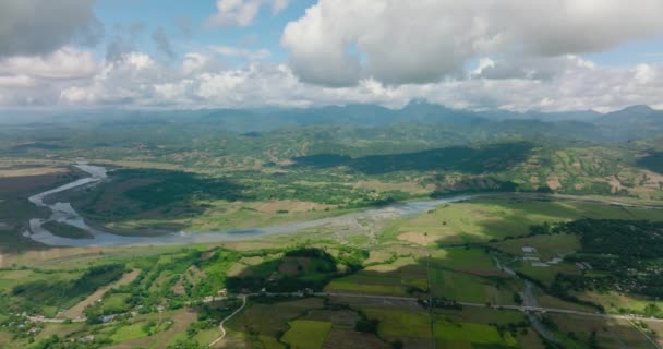 熱帯雨林と農地と山の谷と山の斜面の空中ドローン フィリピン — ストック動画