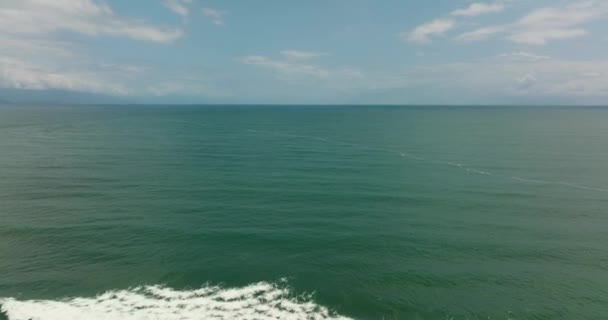 Lot Nad Morzem Błękitne Morze Niebo Chmurami Koncepcja Wakacji Letnich — Wideo stockowe
