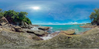 Kayalık sahili ve mavi denizi olan deniz burnu. Borneo, Malezya. Kalampunian Sahili. 360 panorama VR.