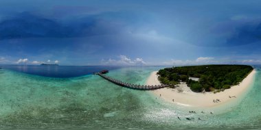 Tropikal adanın kumlu havadan görünüşü. Malezya. Pompom Adası. 360 panorama VR.