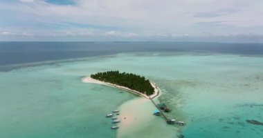 Mavi denizde mercan kayalıkları ve kumsalı olan bir adanın insansız hava aracı. Onok Adası, Balabac, Filipinler.