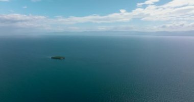 Okyanustaki tropik Pescador Adası. Dalış için ünlü bir yer. Filipinler