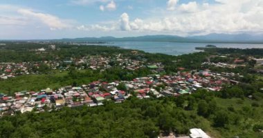 Palawan Adası 'ndaki Puerto Princesa şehrinin yerleşim alanının en üst görüntüsü. Filipinler.