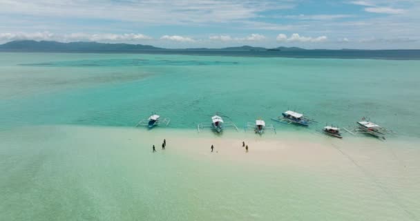 環礁とサンゴ礁の間の砂州の空中ビュー バラバック パラワン フィリピン — ストック動画