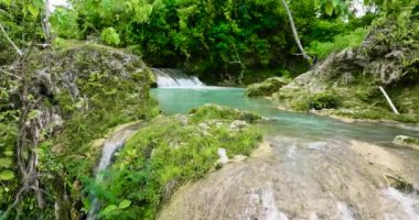 Tropikal bir ormanda şelale. Lusno Şelalesi 'nin havadan görünüşü. Cebu, Filipinler.