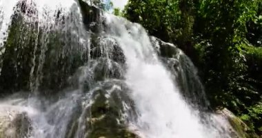 Tropik dağ ormanlarında şelale. Lusno Şelalesi. Cebu, Filipinler.
