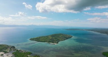 Cebu adası kıyıları ve BadianIsland 'a karşı deniz ve mavi gökyüzü. Filipinler.