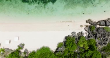 Tropikal kumlu ve mavi okyanuslu deniz burnu. Bantay Adası, Filipinler.