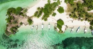 Tropikal adası ve kumlu plajı olan deniz burnu. Bantay Adası, Filipinler.