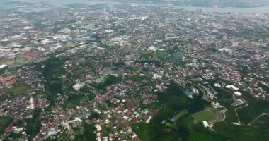 Modern binaları, gökdelenleri ve iş merkezleri olan Cebu şehri yukarıdan görünüyor. Filipinler.