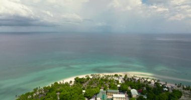 Tropikal plaj ve mavi deniz manzarası. Bantay Adası, Filipinler.