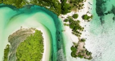 Turkuaz suyu olan güzel bir deniz manzarası sahili. Balidbid Gölü, Bantay Adası, Filipinler.