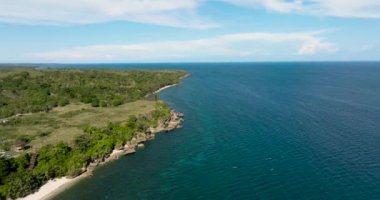 Tropikal manzara ve kıyıdaki mavi deniz manzarası. Okyanus ve mavi gökyüzü. Zenciler, Filipinler