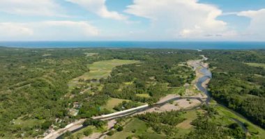 Nehrin tropik bölgelerdeki tarım arazileri ve pirinç tarlaları arasındaki görüntüsü. Zenciler, Filipinler