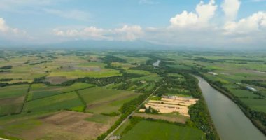 Kırsal kesimde nehir ve tarım arazisi olan vadi manzarası. Hinigaran Nehri. Zenciler, Filipinler