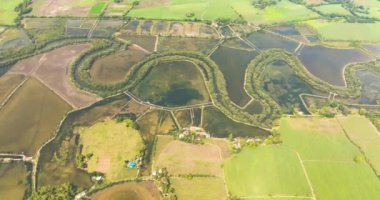 Sel basmış pirinç tarlalarının ve kırsal alanların en üst görüntüsü. Tarım arazisi. Hinigaran Nehri. Zenciler, Filipinler