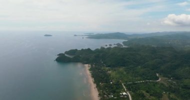 Adanın sahili, sahil ve orman. Sipalay, Zenciler, Filipinler.