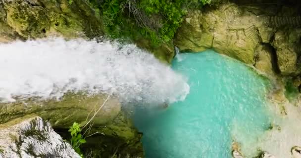 ジャングルの間の山々の美しい滝の空中観察 インバンカン滝 フィリピン — ストック動画