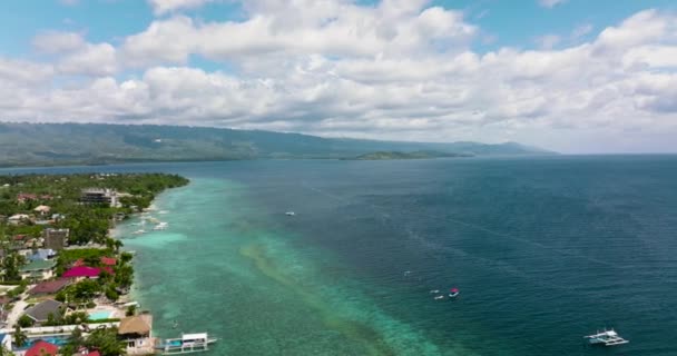 Береговая Линия Коралловым Рифом Голубой Водой Дайвинг Сайт Moalboal Philippines — стоковое видео
