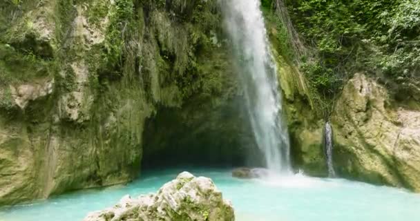ジャングルの中の山の滝 インバンカン滝 フィリピン — ストック動画