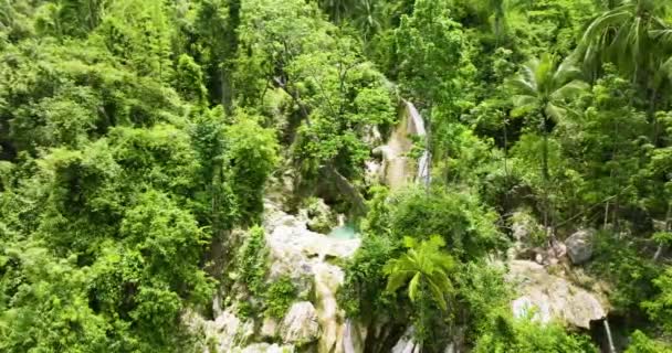 熱帯の山のジャングルでの滝の空中ドローン インバンカン滝 フィリピン — ストック動画