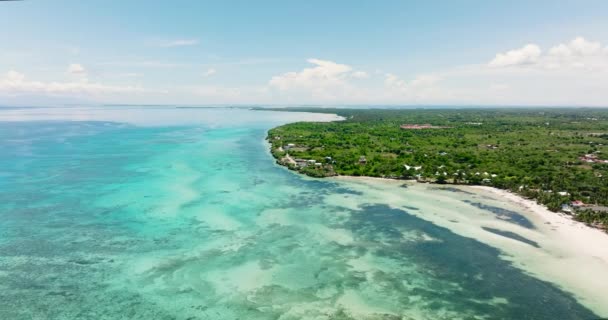 Vista Aérea Praia Tropical Com Palmeiras Oceano Azul Ilha Bantayan — Vídeo de Stock