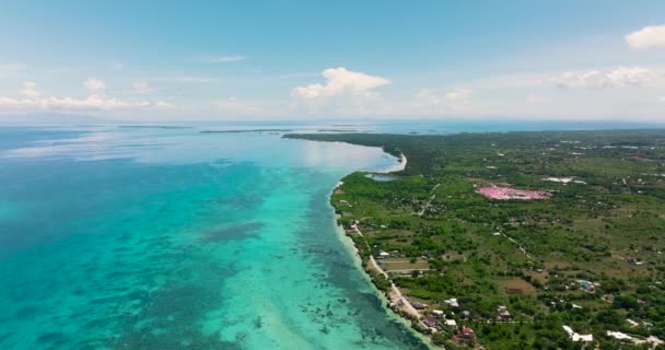 Tropikal Kumlu Mavi Okyanuslu Deniz Burnu Bantay Adası Filipinler — Stok video