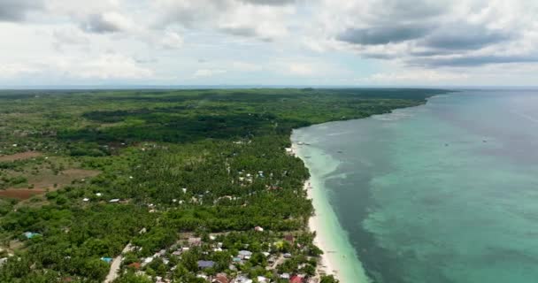 Vzdušný Letoun Tropického Ostrova Proti Modré Obloze Mrakům Bantayan Island — Stock video