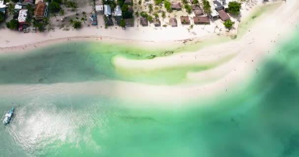 Tropikal Sahildeki Palmiye Ağaçlarının Havadan Görünüşü Bantay Adası Filipinler — Stok video