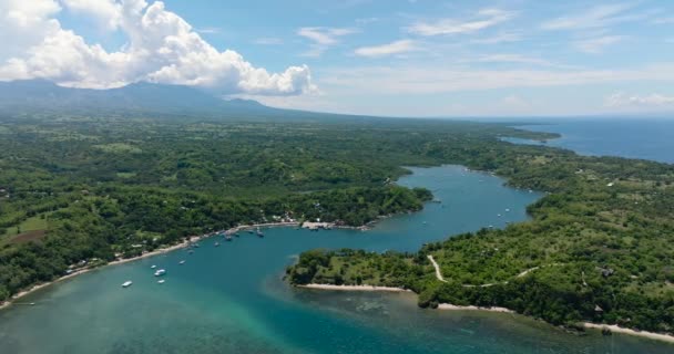 热带岛屿上美丽海湾和高山的空中无人驾驶飞机 Negros 菲律宾 — 图库视频影像
