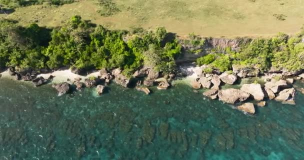 Costa Rochosa Ilha Negra Mar Azul Filipinas — Vídeo de Stock