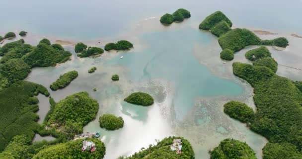 Güzel Bir Körfezdeki Kireçtaşı Tepelerinin Insansız Hava Aracı Tropik Adaları — Stok video