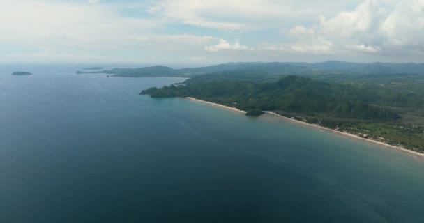 熱帯植物やビーチと島の海岸の空中ドローン フィリピンのネグロス — ストック動画