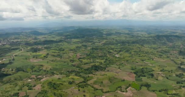 Een Antenne Van Bergen Met Regenwoud Landbouwgrond Een Bergachtige Provincie — Stockvideo