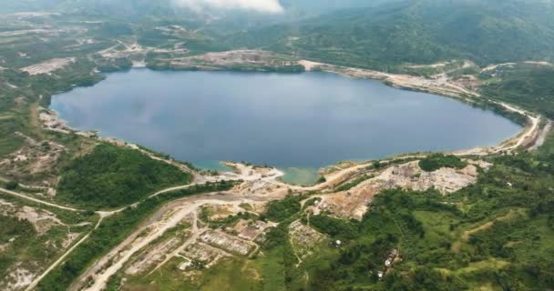 放棄された採掘場にある人工湖 ターコイズウォーター付きのクオリー池 シスレー ネグロス フィリピン — ストック動画