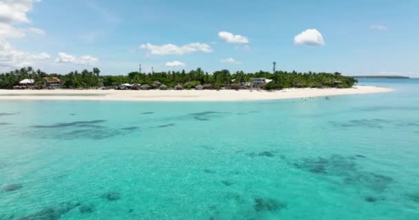 ターコイズブルーの水と美しい海の風景のビーチ フィリピンのバンタヤン島 — ストック動画