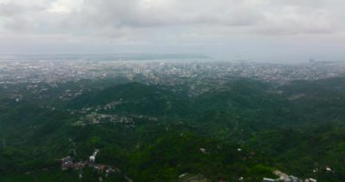 Dağlardan Cebu şehrinin manzarası. Filipinler.