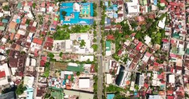 Cebu şehrinin sokakları ve yerleşim alanlarının insansız hava aracı. Şehir manzarası. Filipinler.