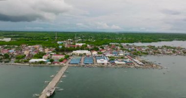 Limanı ve tekneleri olan deniz kıyısındaki bir kasaba. Bantayan Adası. Filipinler.