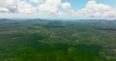 Dağlık bir bölgede yağmur ormanı ve tarım arazisi olan dağların havadan görünüşü. Palawan, Filipinler, Balabac.