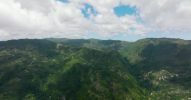 Yağmur ormanları ve tarım arazileri olan bir dağ vadisi olan dağ yamaçlarının insansız hava aracı. Cebu Adası, Filipinler.