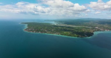 Otelleri ve dalış merkezleri olan Moalboa kasabası. Dalgıçlar için popüler bir yer. Filipinler, Cebu.