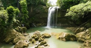 Tropikal ormanda şelale. Ben-Ben Şelalesi 'nin dağ geçidindeki hava manzarası. Zenciler, Filipinler.
