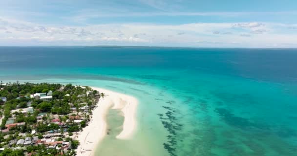 ヤシの木と波の海サーフィンが付いている美しい砂浜 バンタヤン島 フィリピン — ストック動画