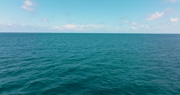Widok Lotu Ptaka Powierzchnię Błękitnego Oceanu Falami Błękitnym Niebem Chmurą — Wideo stockowe