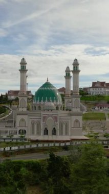Sumatra 'daki geleneksel cami manzarası. Mescid Agung Syahrun Nur Tapanuli Selatan. Endonezya.